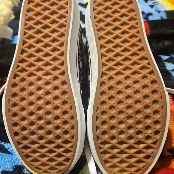 Vans Kids Black Floral High-Top Sneakers - Picture 5 of 6